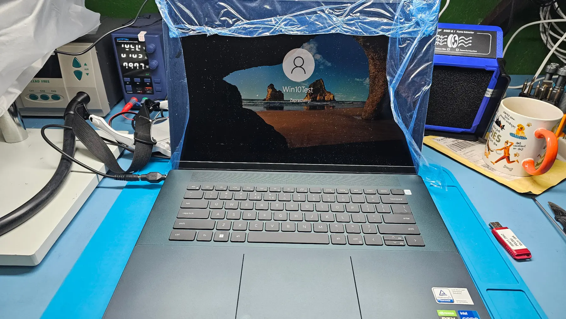 Uruchomiony laptop podczas testu po naprawie